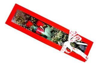 Kutu içinde 3 adet kırmızı gül Ankara çiçek gönder firması şahane ürünümüz
