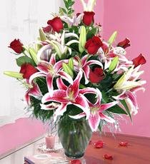 Ankara çiçekçi yolla dükkanımızdan vazoda gül ve kazablanka çiçeği Ankara çiçek gönder firması şahane ürünümüz