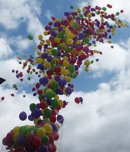 file içinde 750 adet renkli uçan balon bırakma